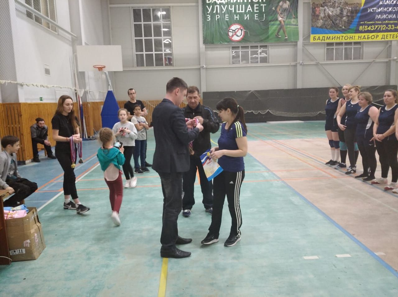 В преддверии 8 марта в Камском Устье прошёл турнир по волейболу
