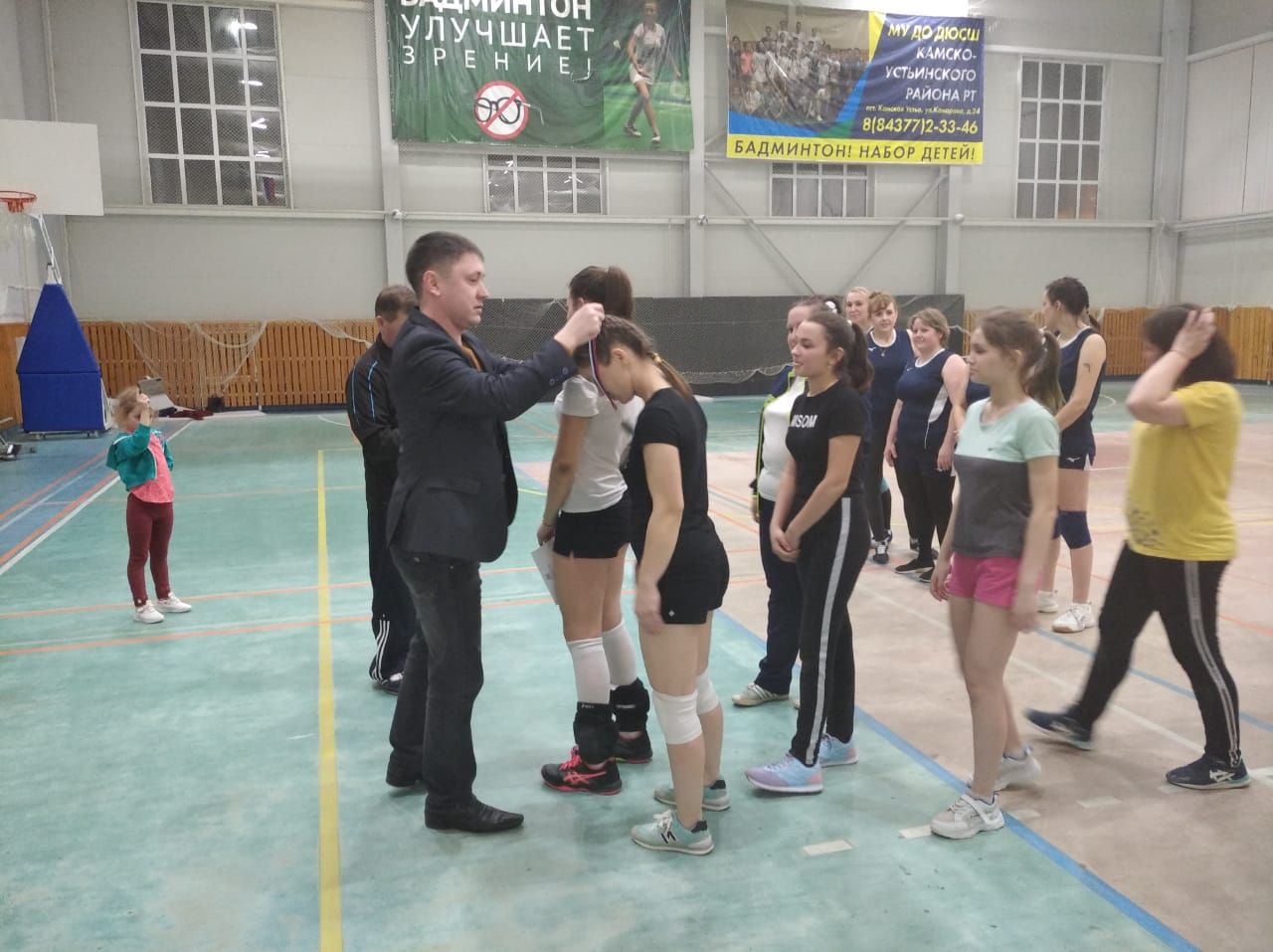 В преддверии 8 марта в Камском Устье прошёл турнир по волейболу