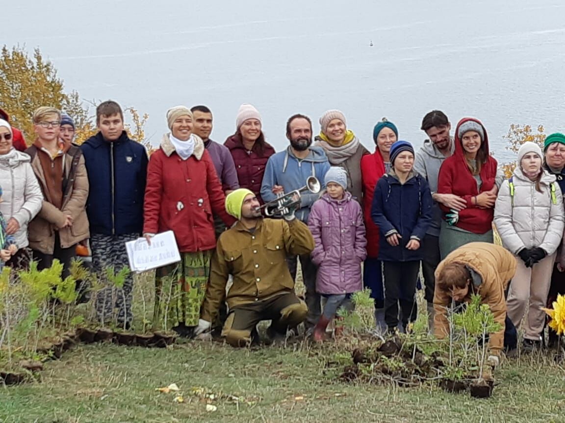 Жители экопоселения в Антоновке сегодня вышли на посадку леса