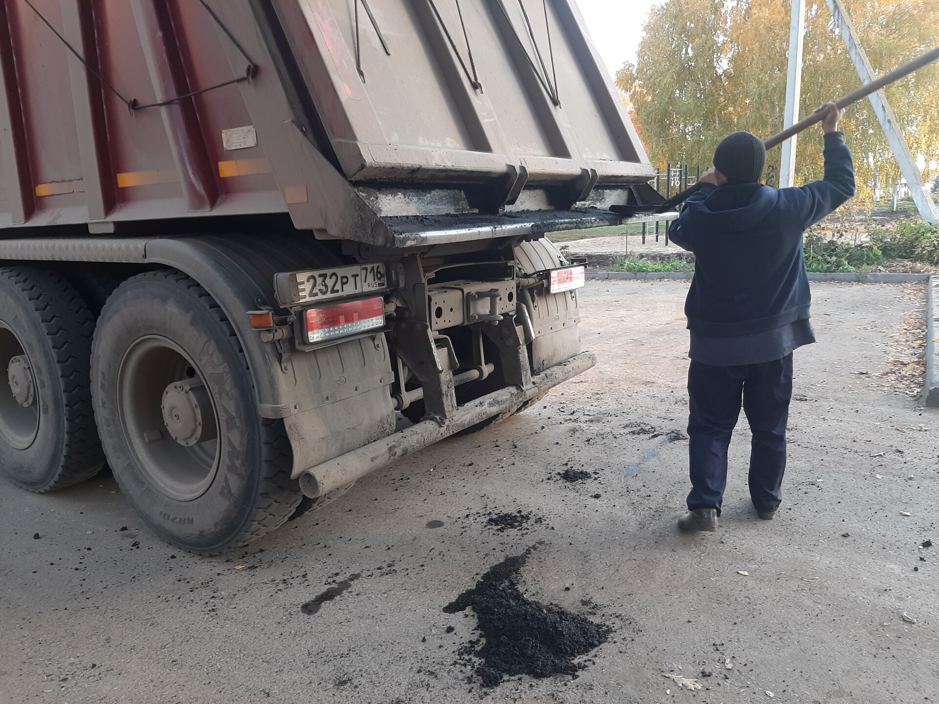 В Куйбышевском Затоне завершается укладка асфальта во дворах по программе "Наш двор"