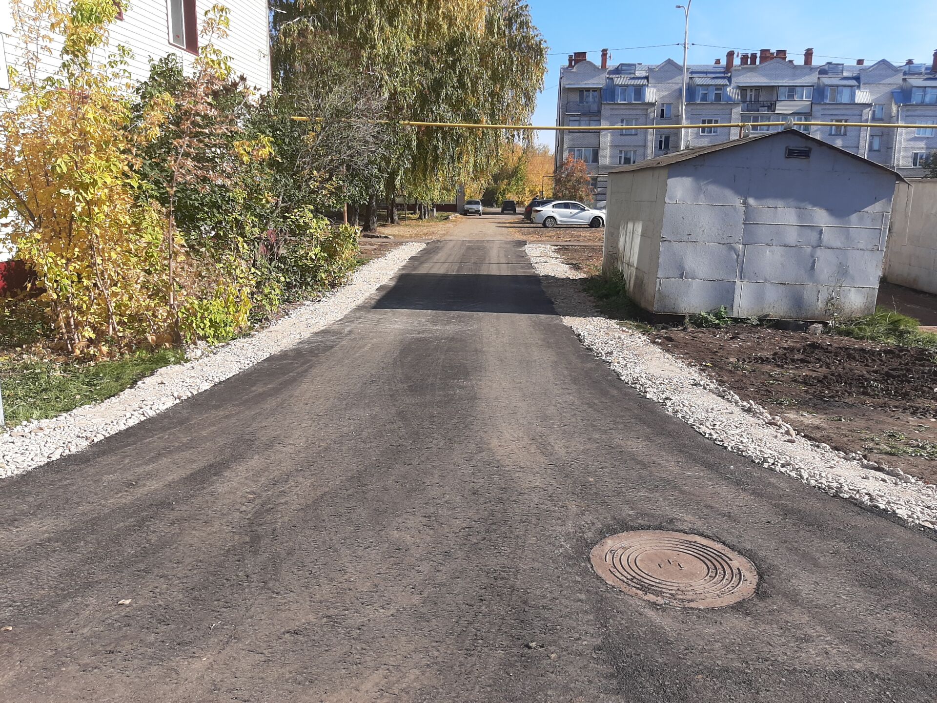 В Куйбышевском Затоне завершается укладка асфальта во дворах по программе "Наш двор"