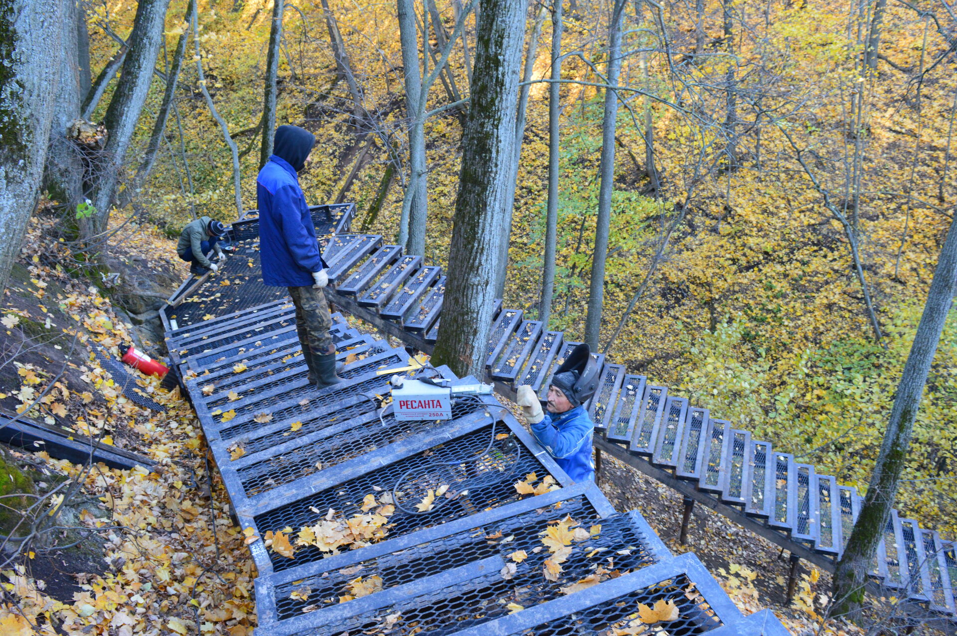 На спуске к Юрьевским пещерам ведут монтаж лестницы