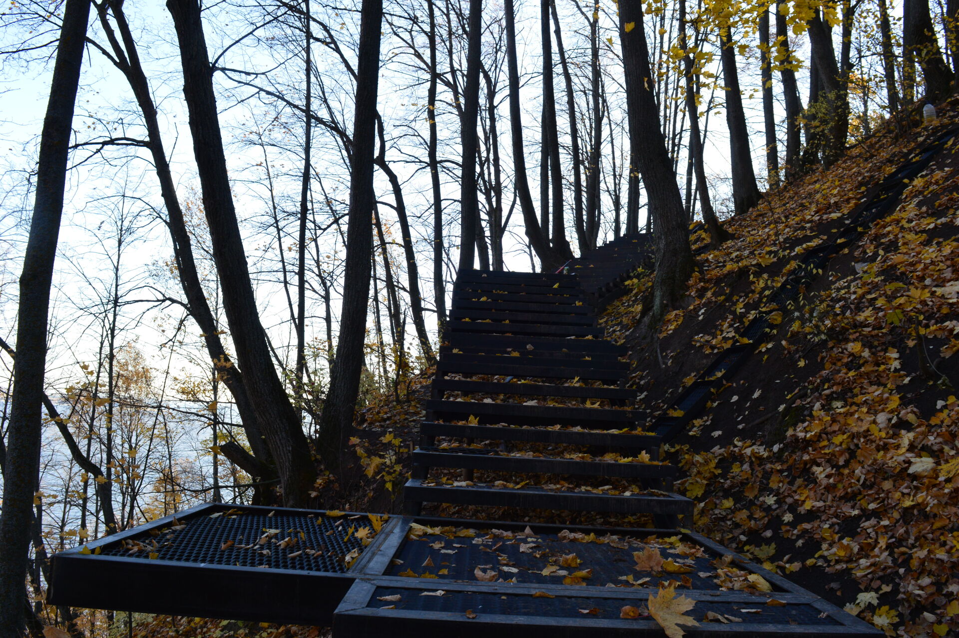 На спуске к Юрьевским пещерам ведут монтаж лестницы