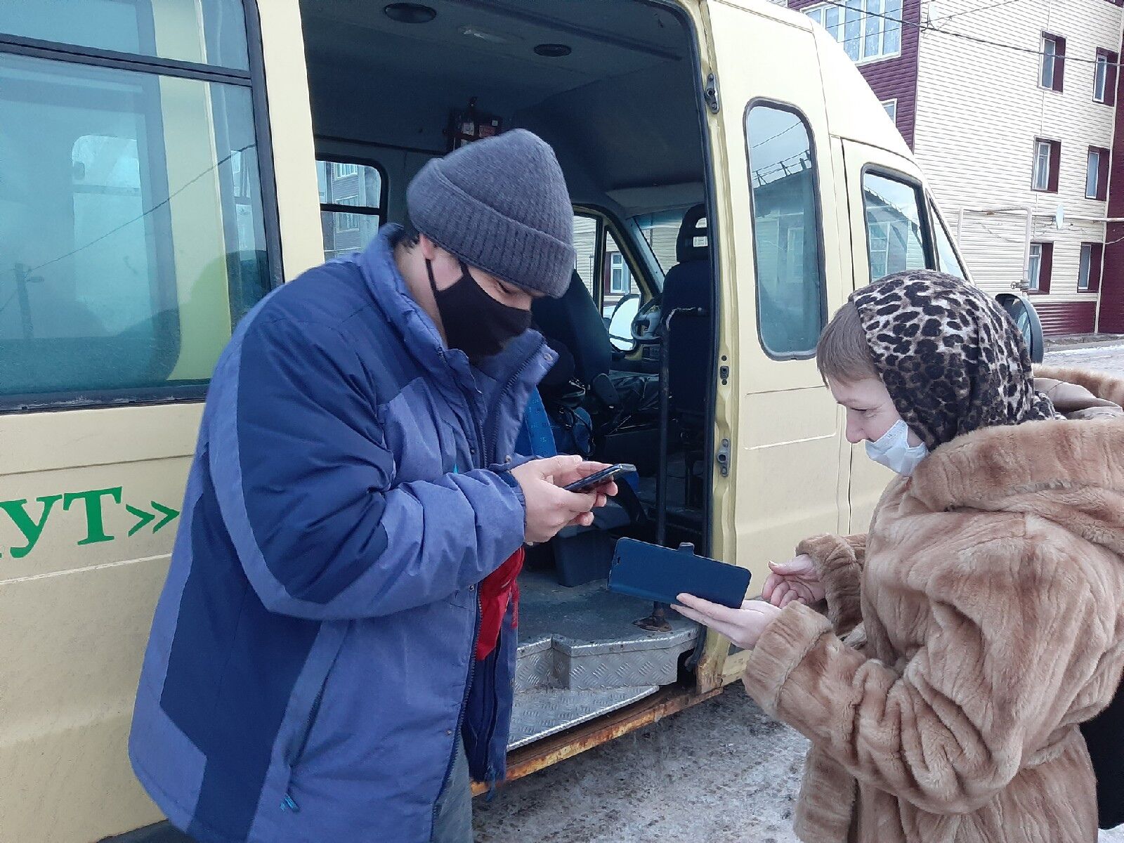 Сегодня с утра в автобусах у пассажиров проверяли QR-коды
