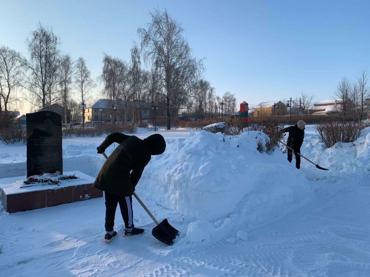 Школьники очистили  парк Победы от снега