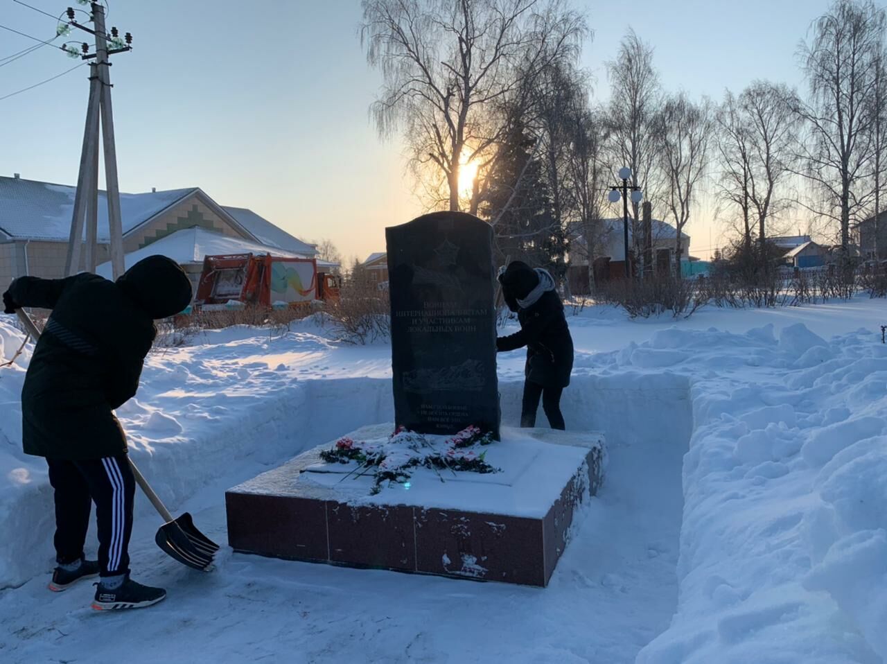 Школьники очистили  парк Победы от снега