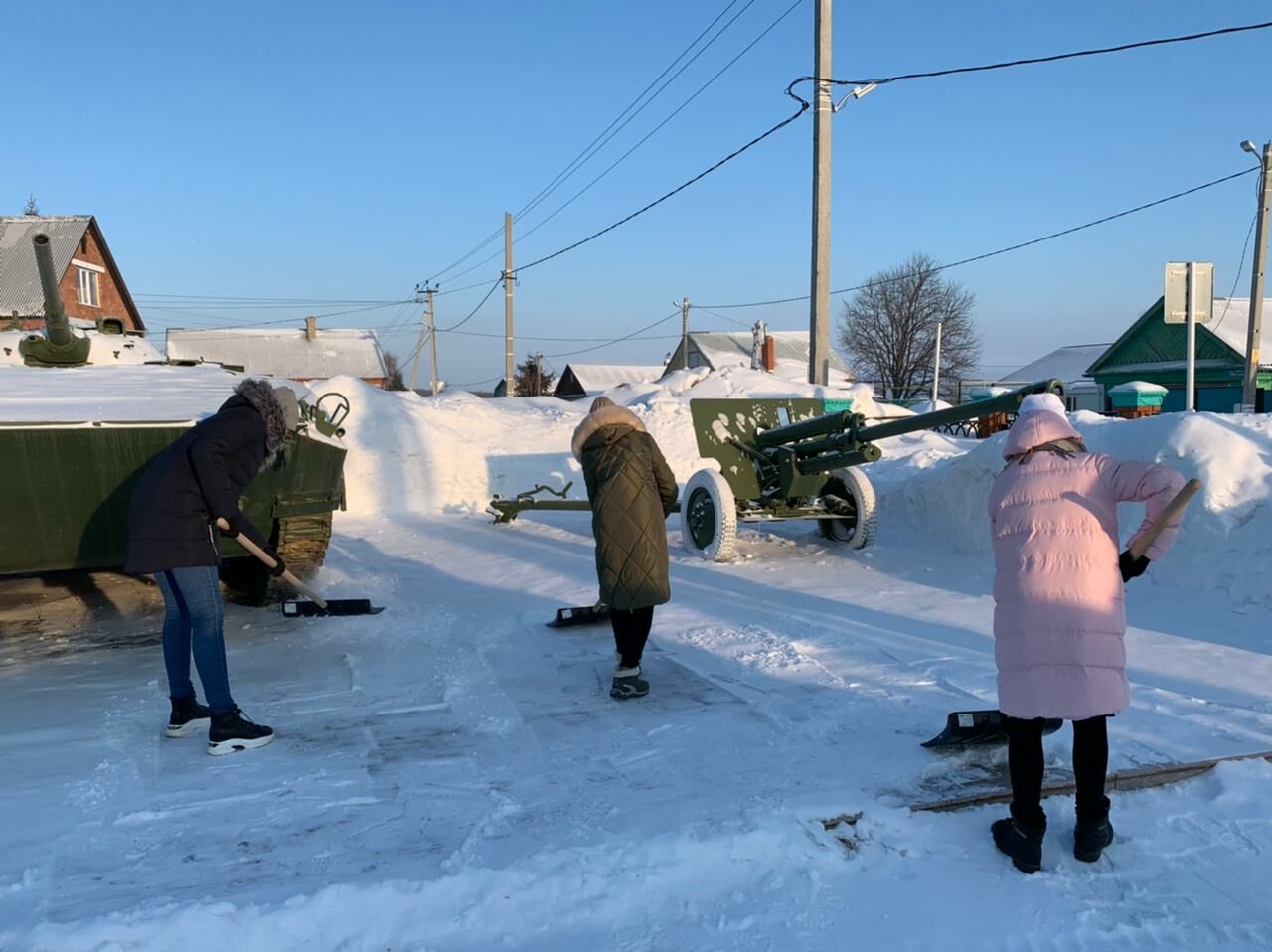 Школьники очистили  парк Победы от снега