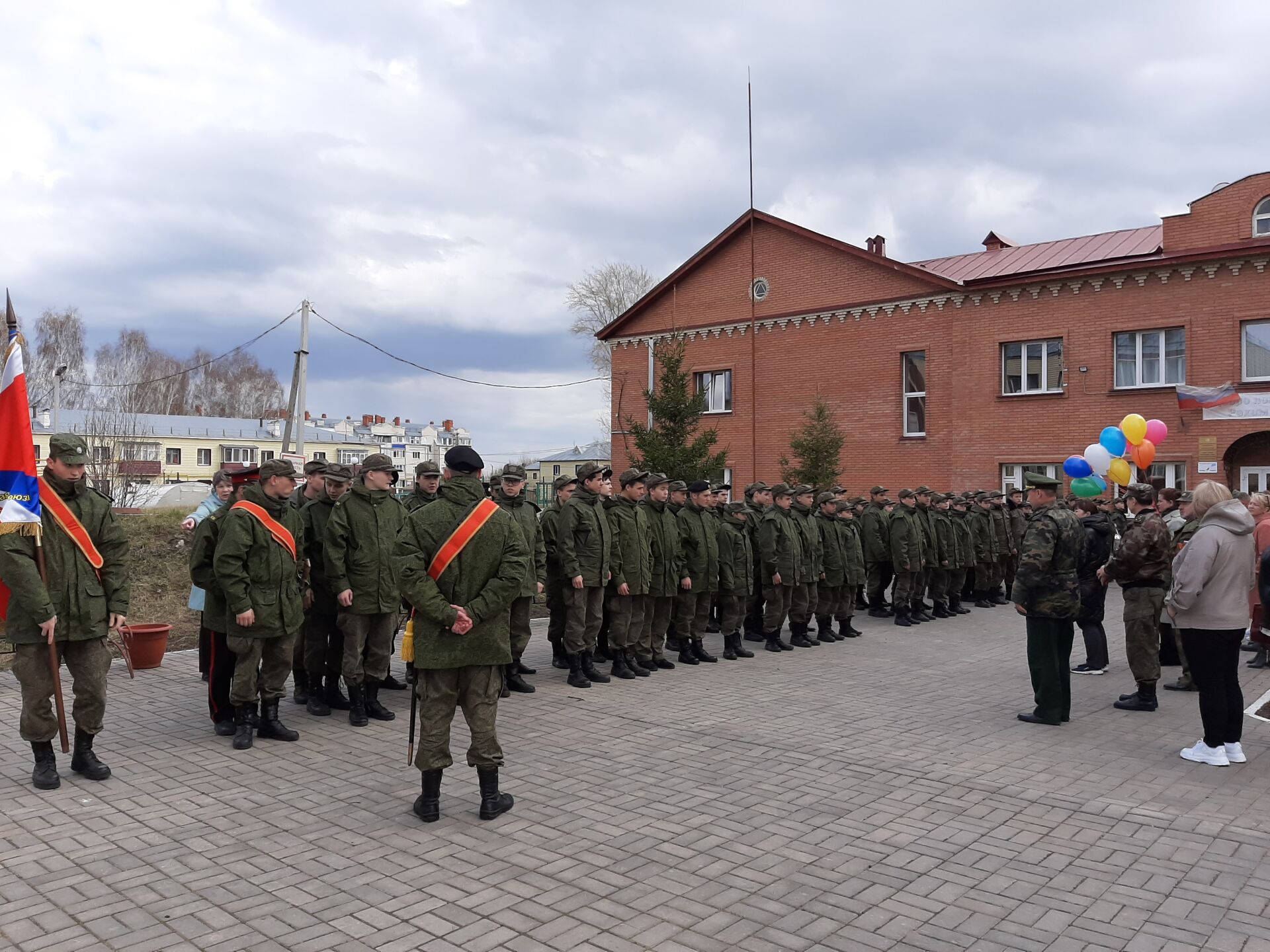 Кадеты поздравили ветерана ВОВ Анатолия Николаевича Ерунова с предстоящим праздником