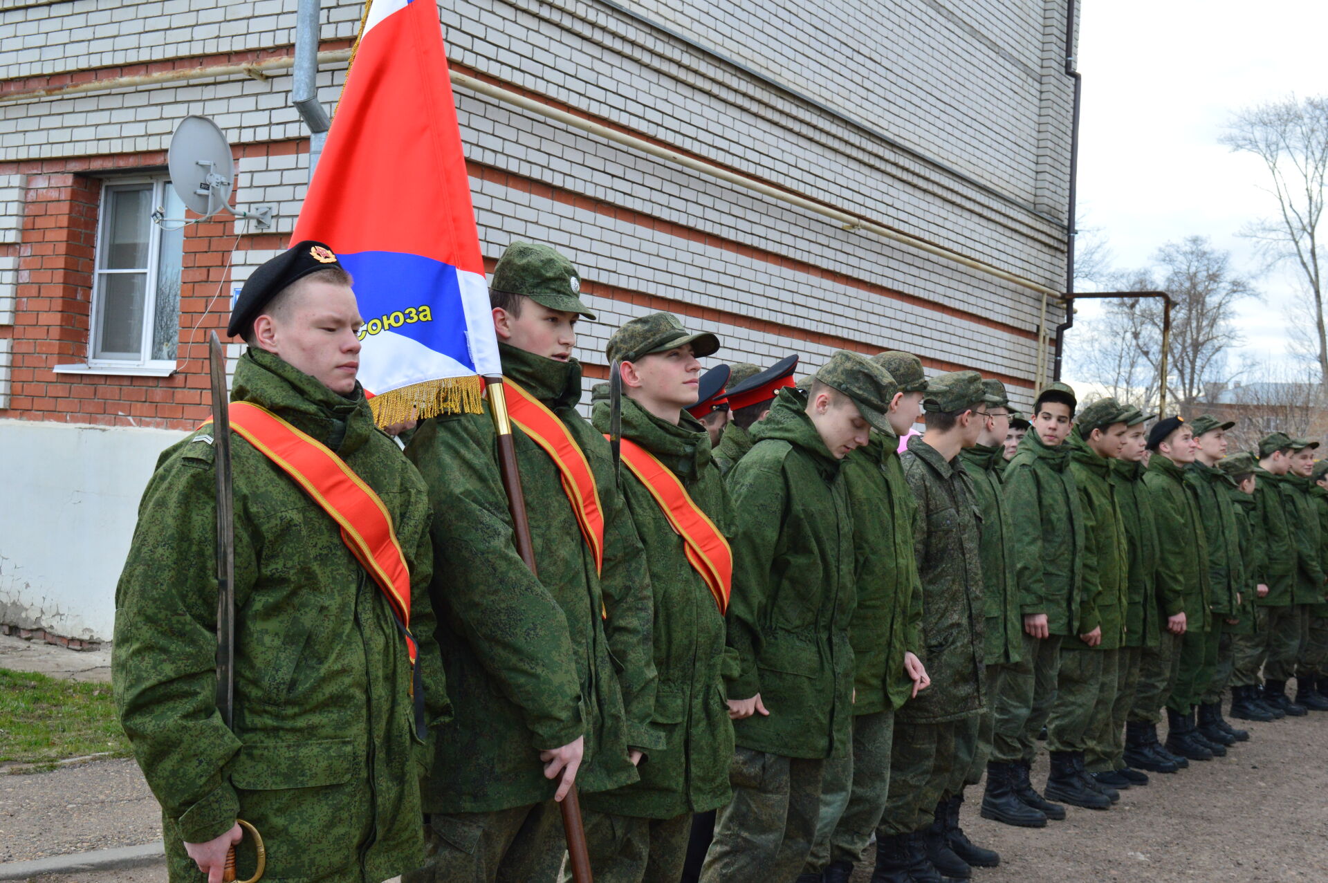 Кадеты поздравили ветерана ВОВ Анатолия Николаевича Ерунова с предстоящим праздником