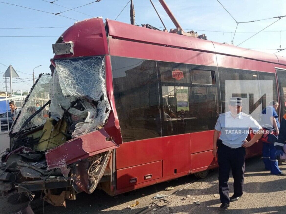 При столкновении трамваев в Казани пострадали четыре человека, одному из них оторвало ногу