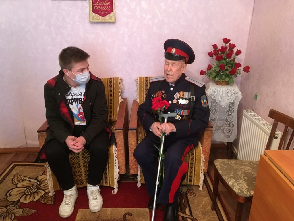 Накануне Дня Победы самбисты Камского Устья поздравили ветерана