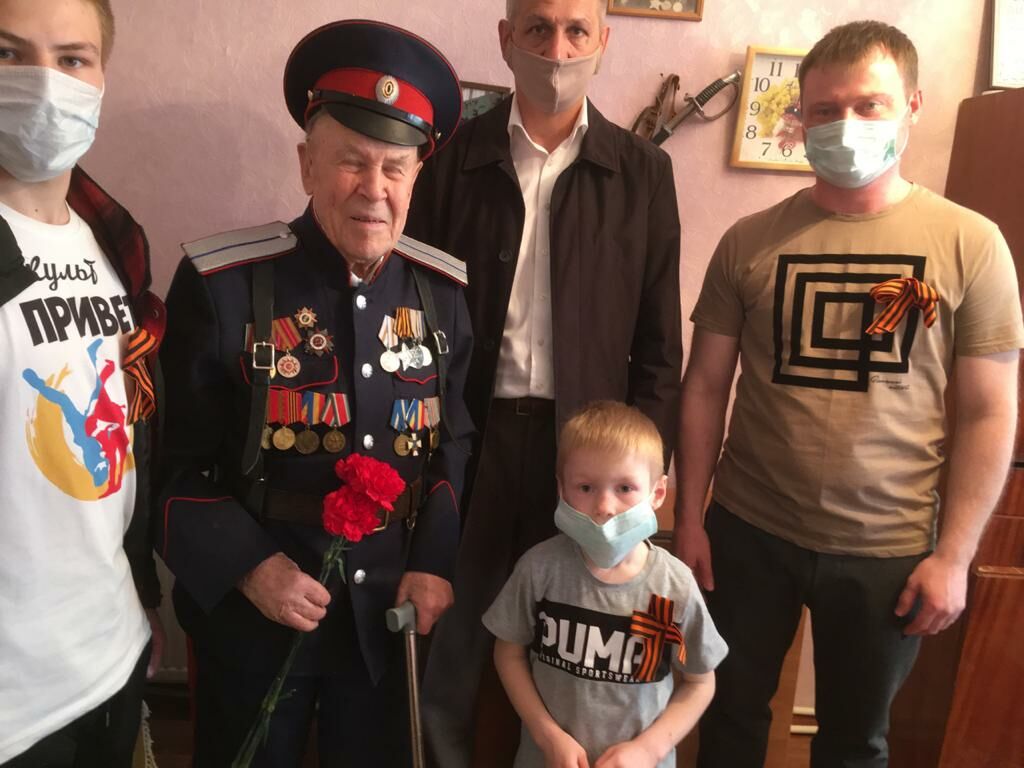 Накануне Дня Победы самбисты Камского Устья поздравили ветерана