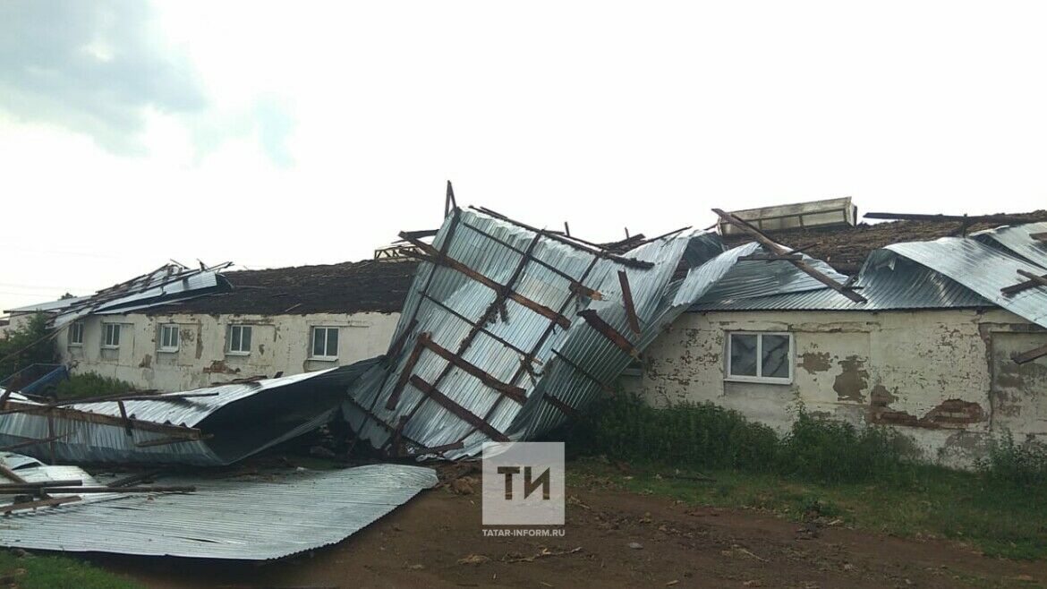 Ураганный ветер сорвал вчера кровлю с фермы и повредил крыши домов в Татарстане