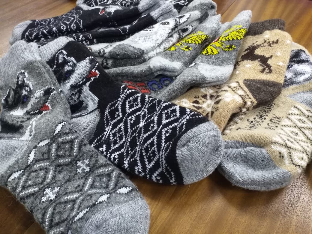 Камскоустьинские женщины вяжут носки для наших солдат