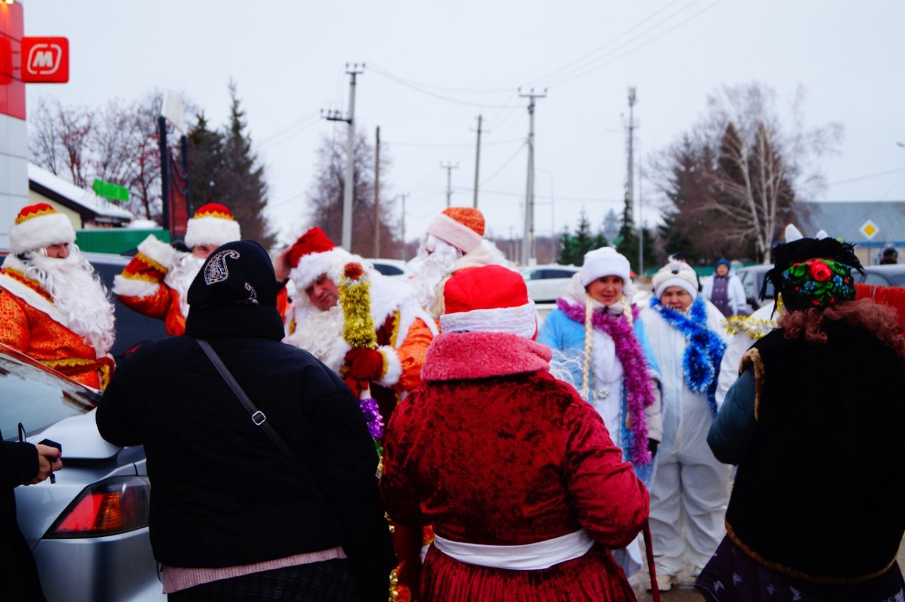 Десятки Дедов Морозов прошли по улице в Камском Устье