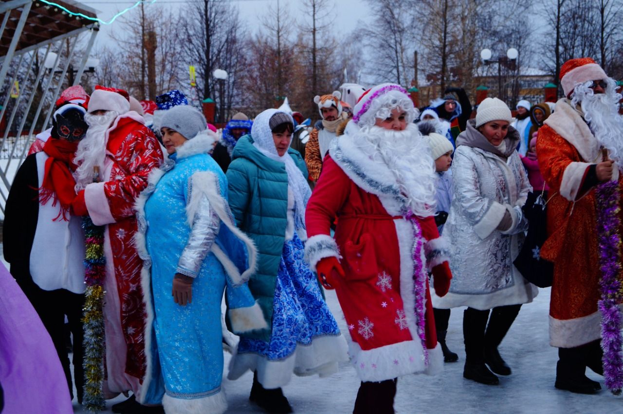 Десятки Дедов Морозов прошли по улице в Камском Устье