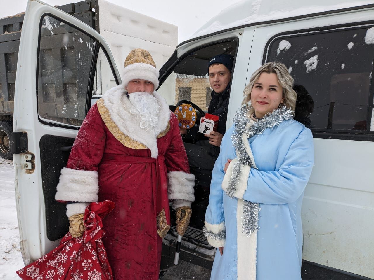 В Теньках Дед Мороз со Снегурочкой напомнили о правилах дорожного движения