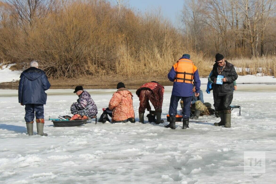 В Татарстане сотрудники МЧС устроили облаву на любителей порыбачить на тонком льду