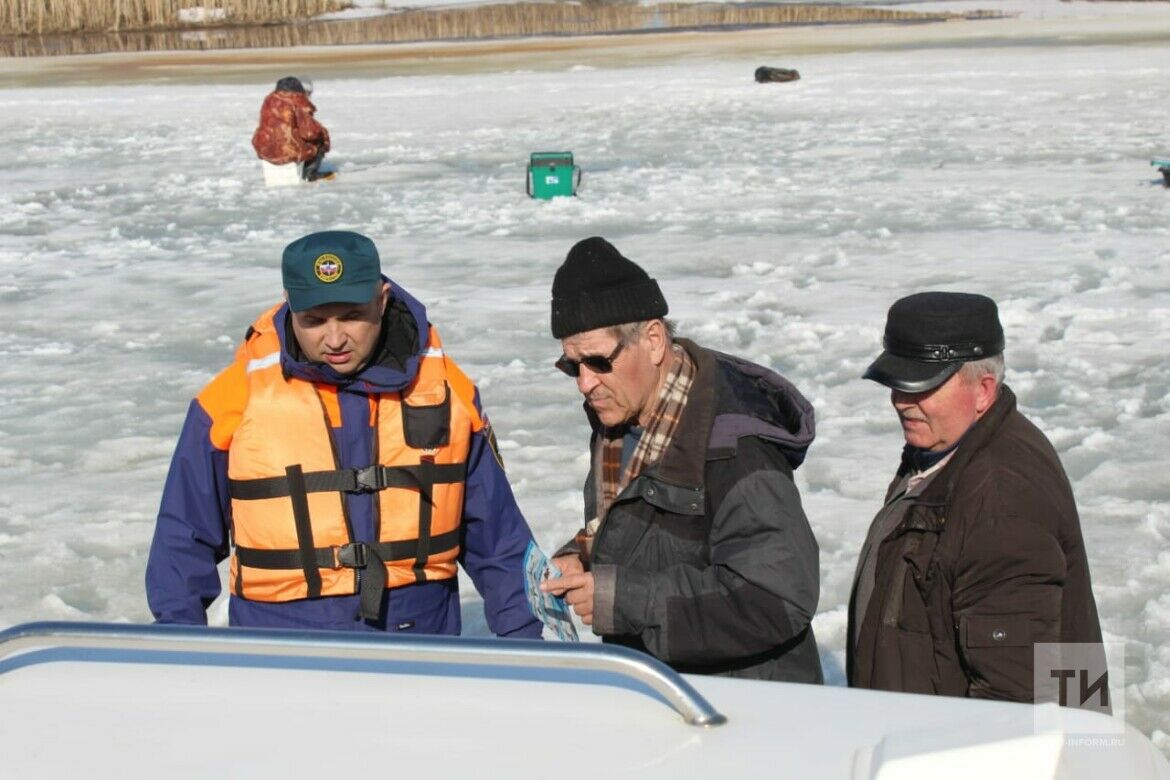 В Татарстане сотрудники МЧС устроили облаву на любителей порыбачить на тонком льду