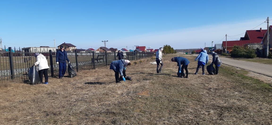 Два дня камскоустьинцы прибирались в поселке