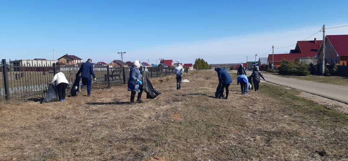 Два дня камскоустьинцы прибирались в поселке