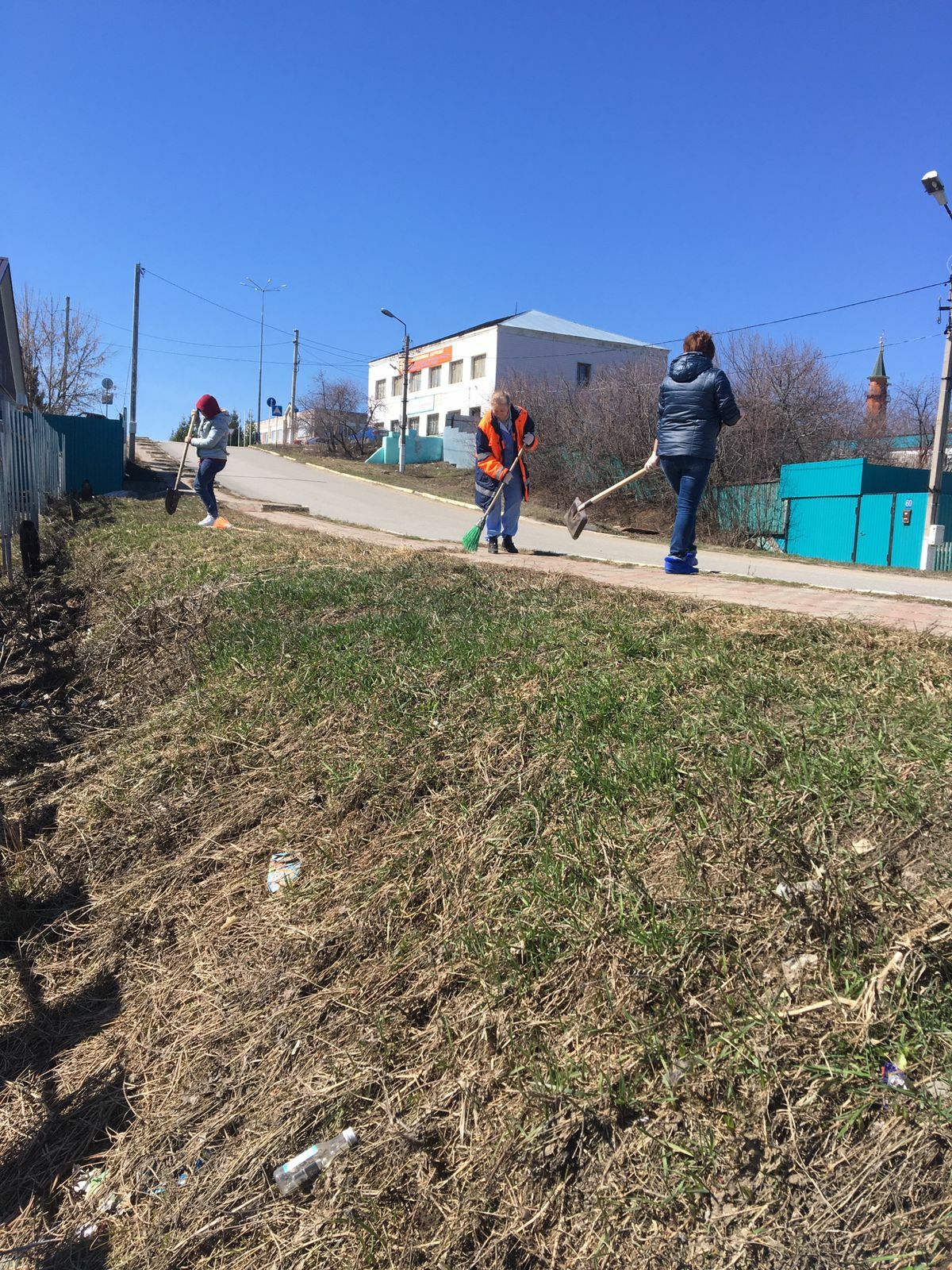 Два дня камскоустьинцы прибирались в поселке