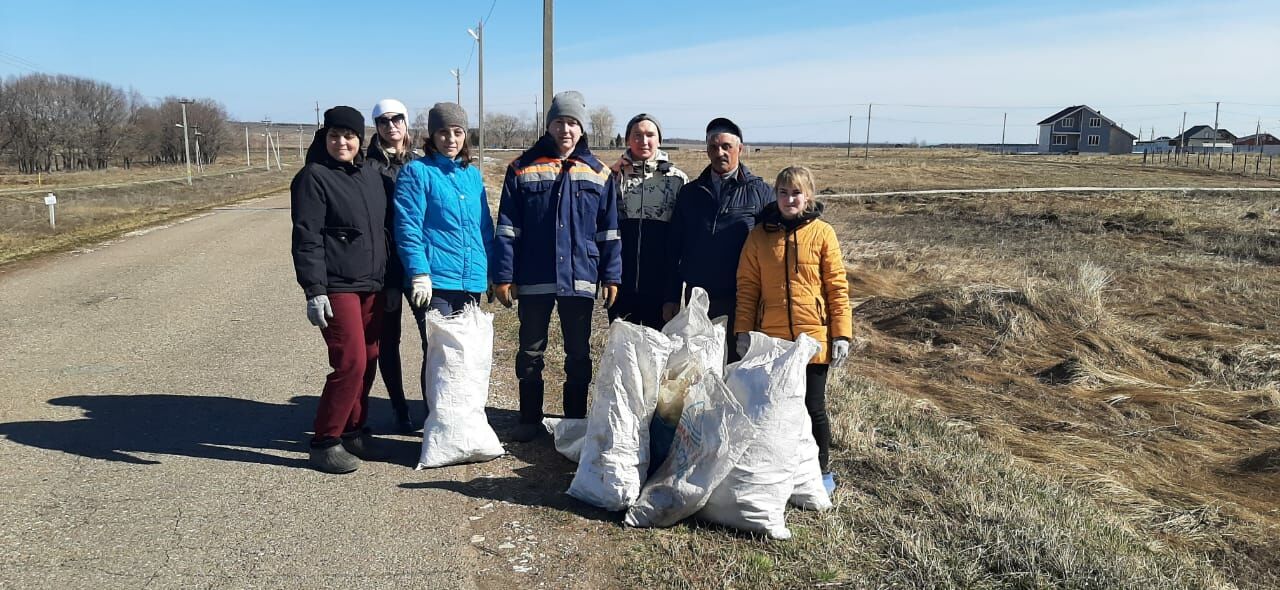 Два дня камскоустьинцы прибирались в поселке