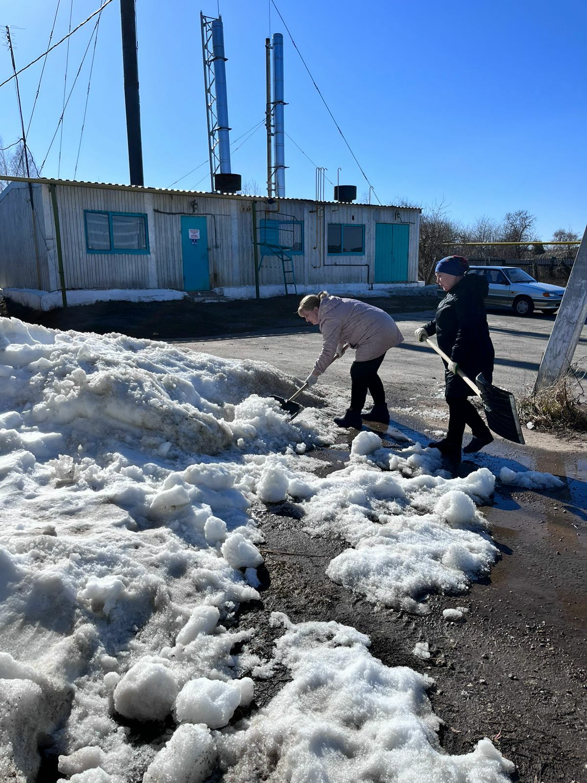 Два дня камскоустьинцы прибирались в поселке