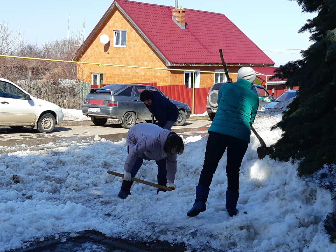 Два дня камскоустьинцы прибирались в поселке