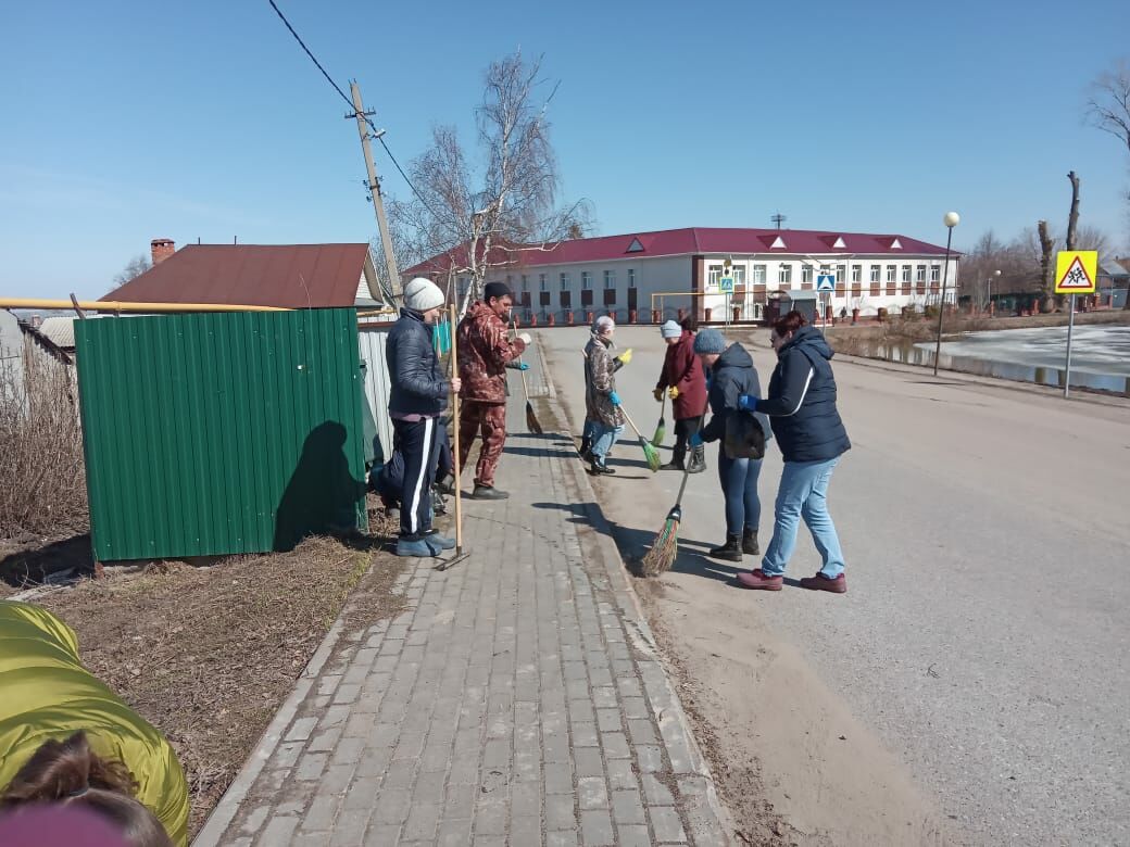 Два дня камскоустьинцы прибирались в поселке