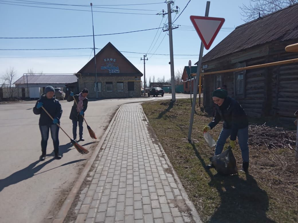 Два дня камскоустьинцы прибирались в поселке