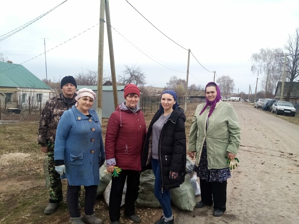 В Камско-Устьинском районе продолжаются субботники по санитарной очистке территорий