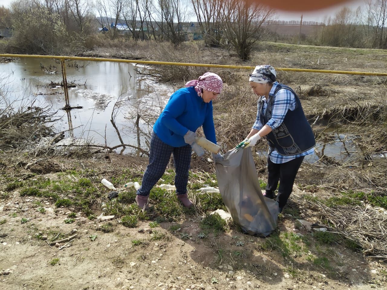 В Камско-Устьинском районе продолжаются субботники по санитарной очистке территорий