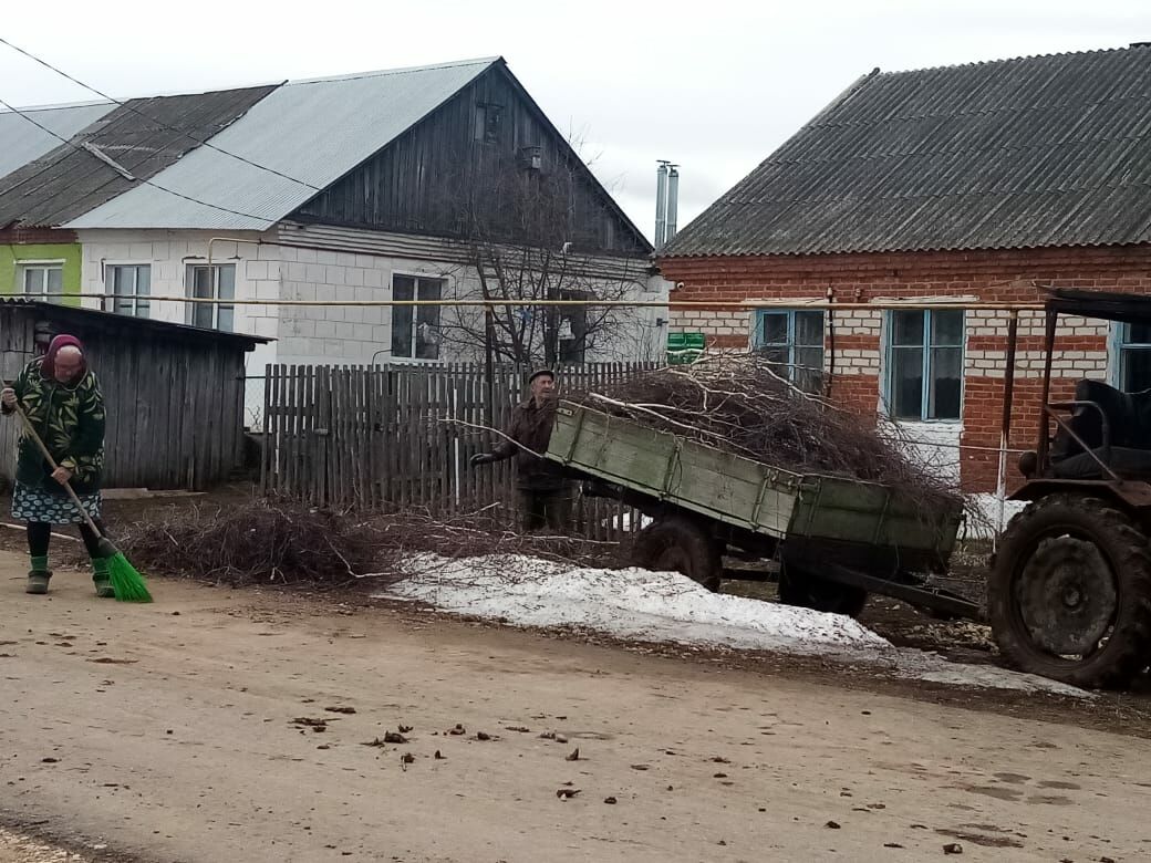 В Камско-Устьинском районе продолжаются субботники по санитарной очистке территорий