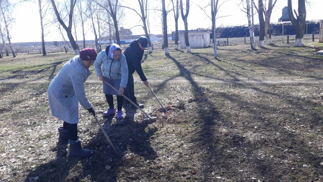 В Камско-Устьинском районе продолжаются субботники по санитарной очистке территорий