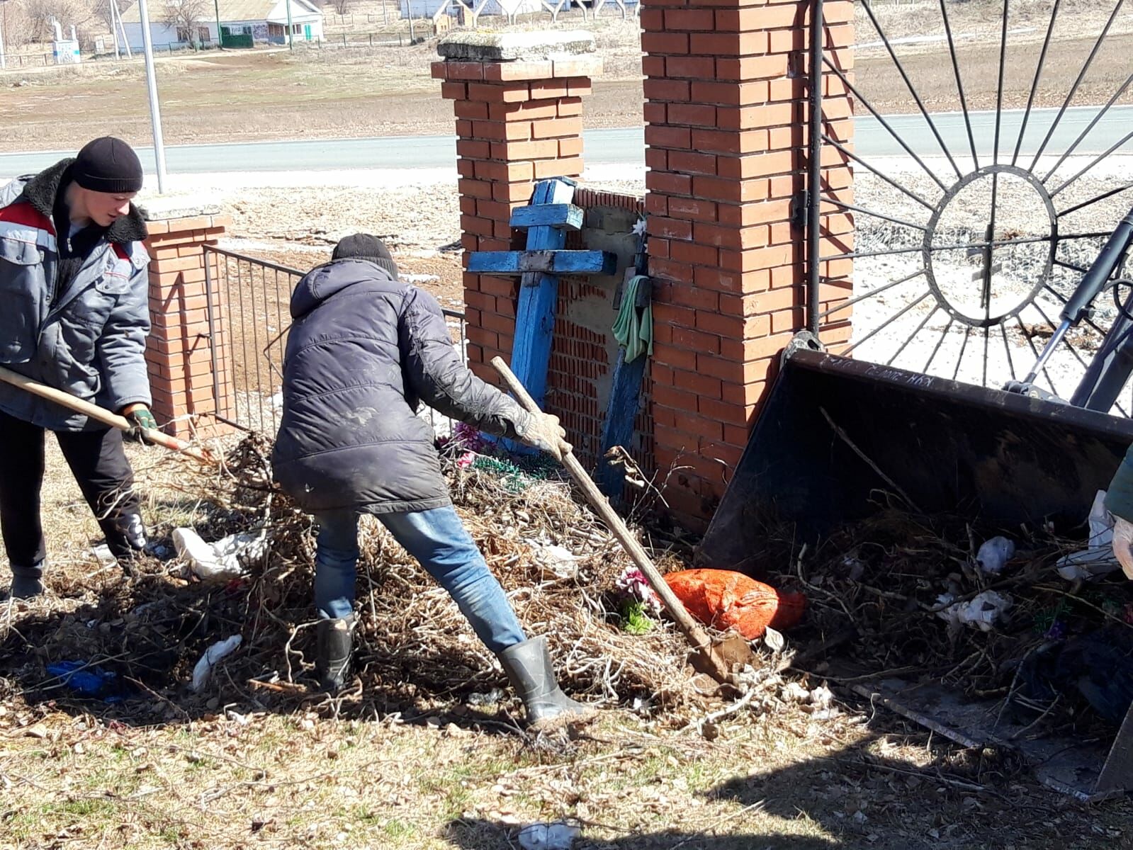 В Камско-Устьинском районе продолжаются субботники по санитарной очистке территорий