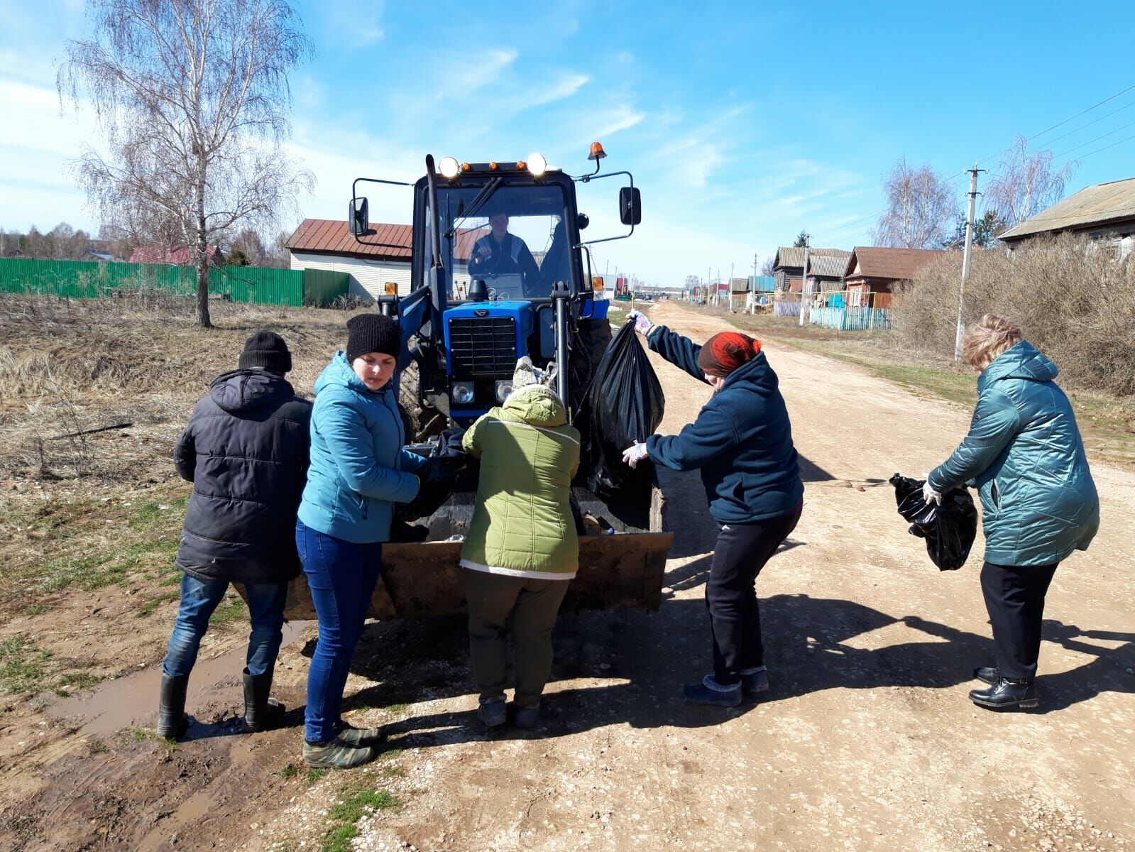 В Камско-Устьинском районе продолжаются субботники по санитарной очистке территорий