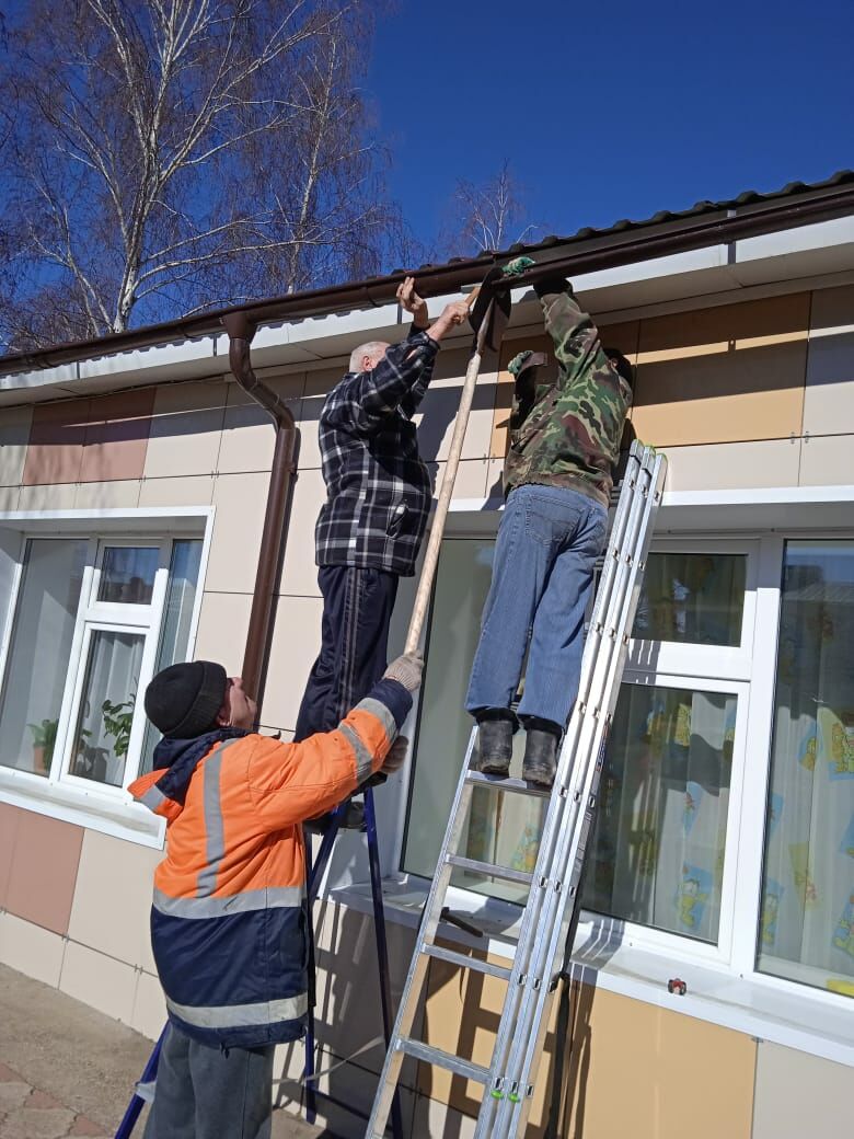 В Камско-Устьинском районе продолжаются субботники по санитарной очистке территорий