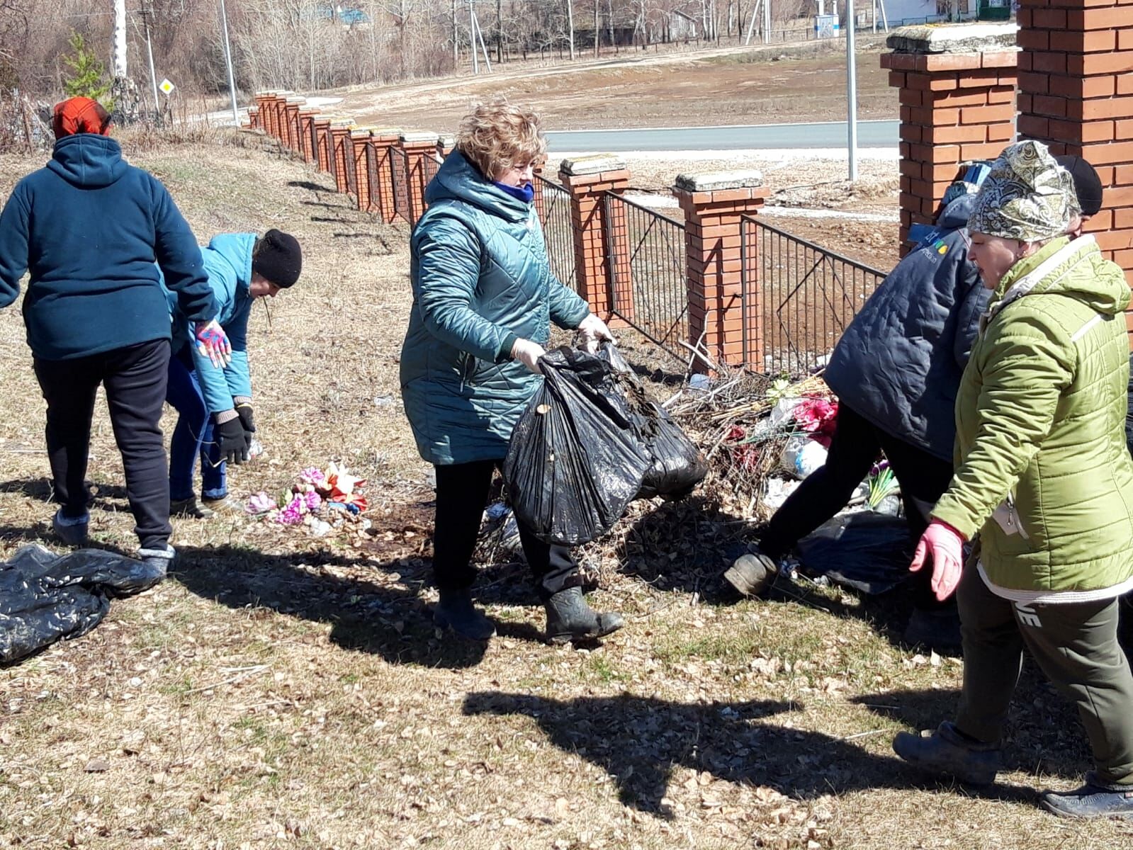 В Камско-Устьинском районе продолжаются субботники по санитарной очистке территорий