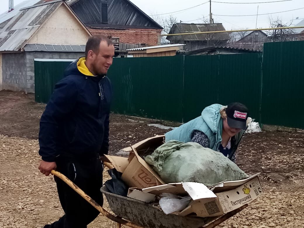 В Камско-Устьинском районе продолжаются субботники по санитарной очистке территорий