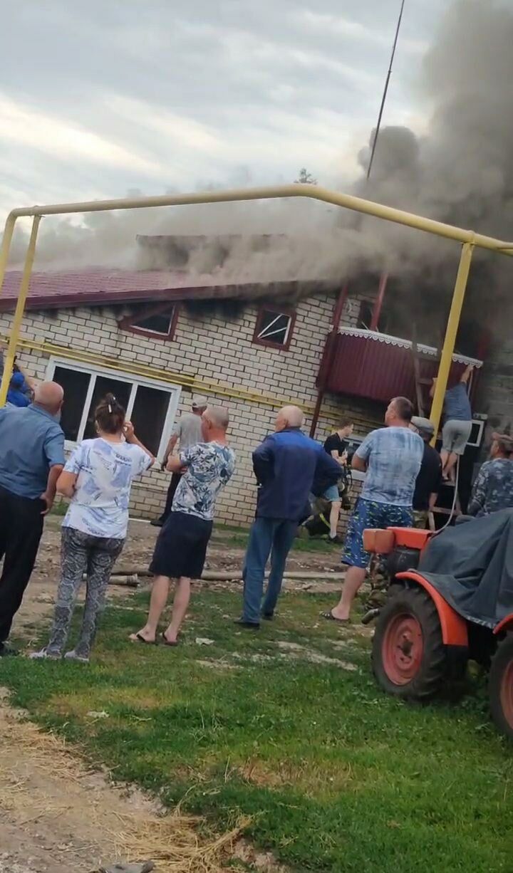 В Камском Устье горит жилой дом