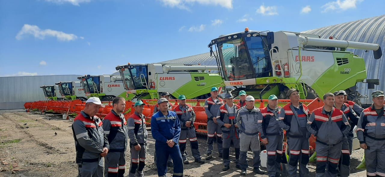 В Камском Устье парад комбайнов показал готовность техники к уборке урожая