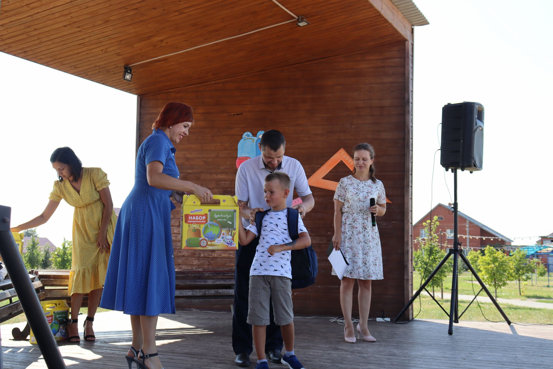В рамках благотворительной акции школьникам Камского Устья вручили портфели