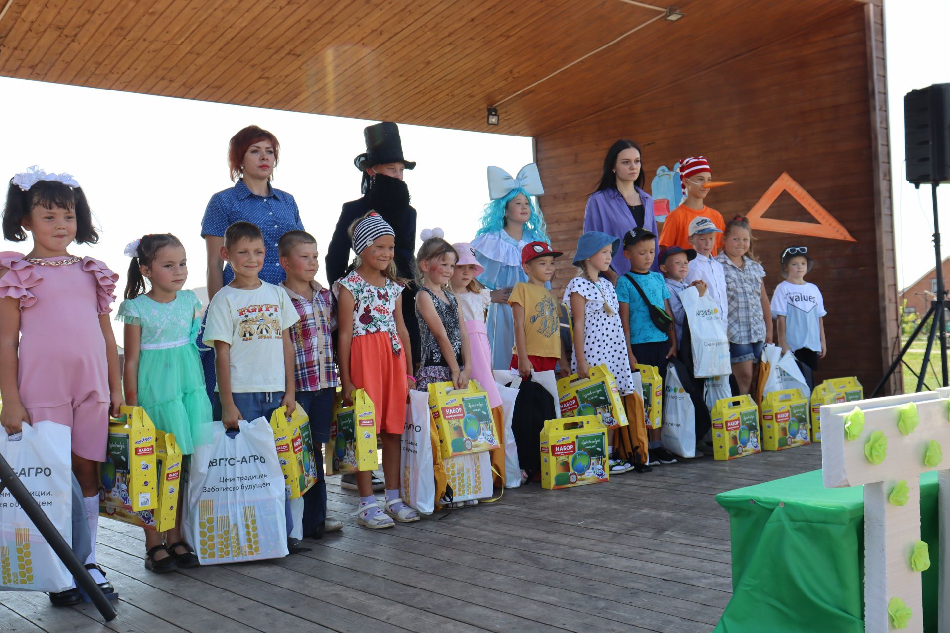 В рамках благотворительной акции школьникам Камского Устья вручили портфели