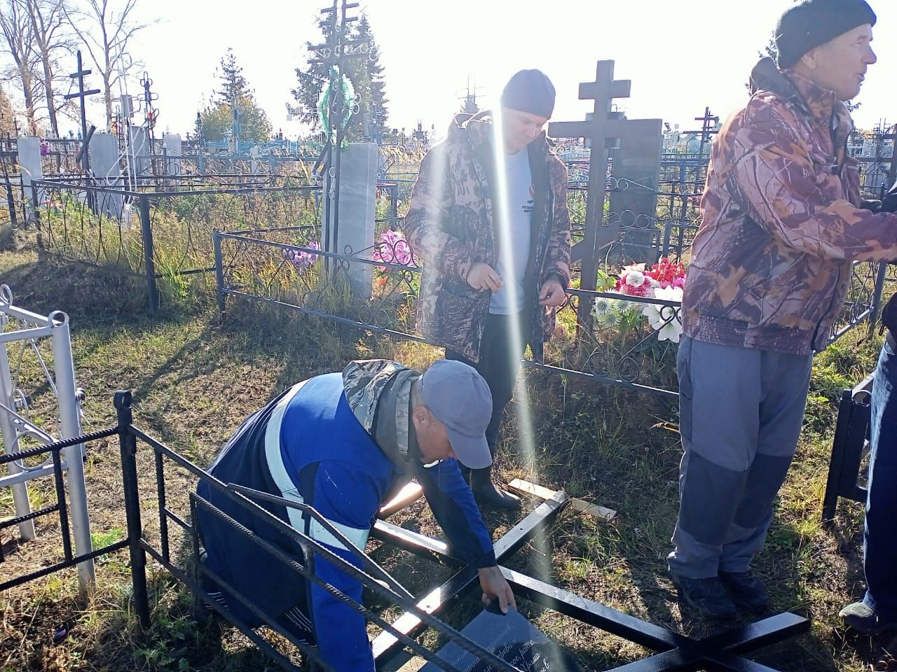 На захоронении в Камском Устье установили крест