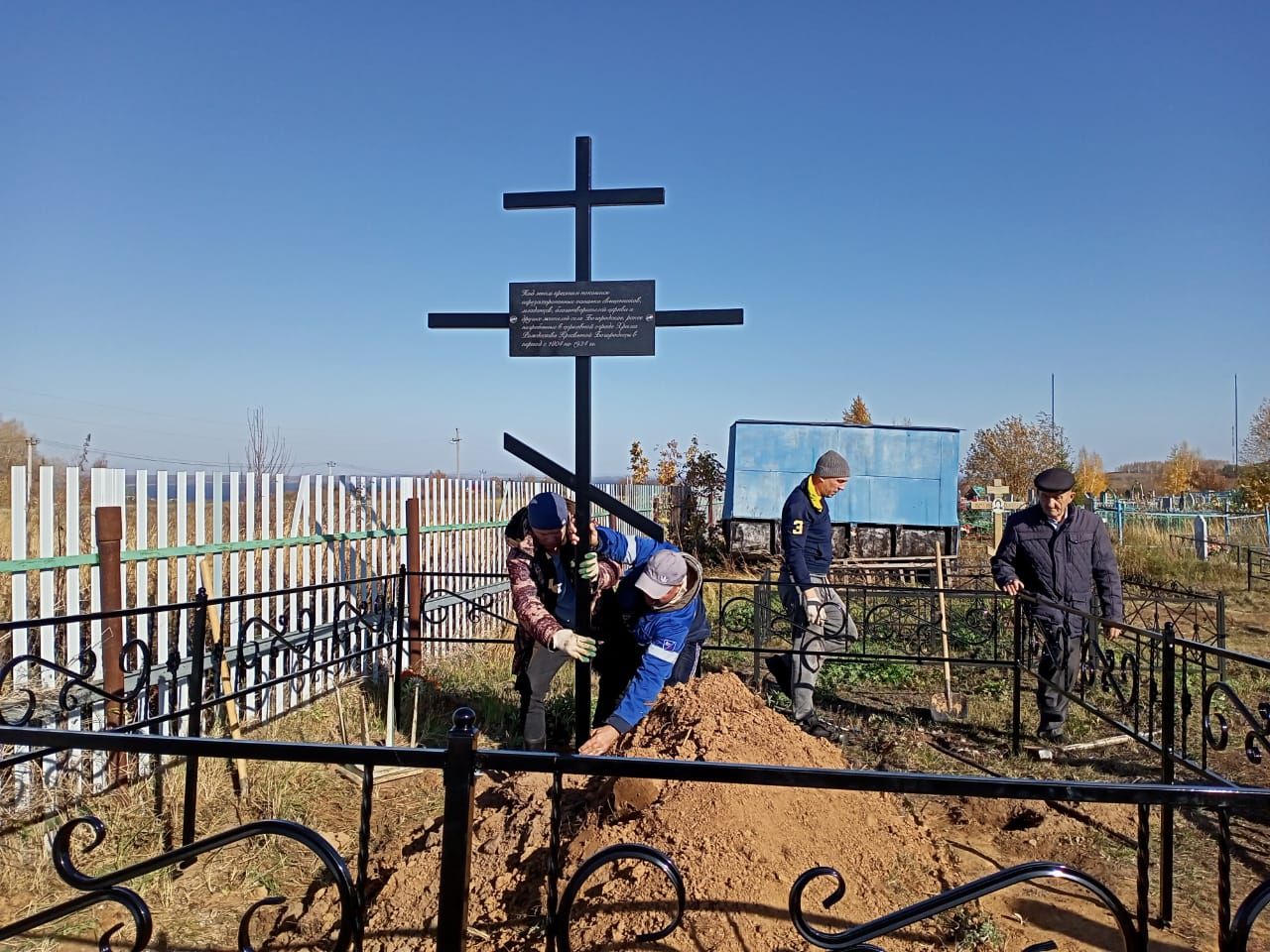 На захоронении в Камском Устье установили крест