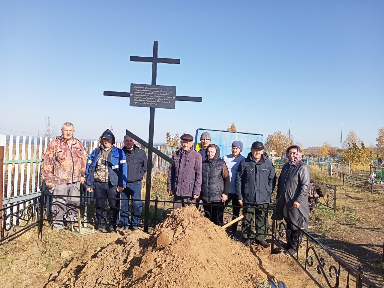 На захоронении в Камском Устье установили крест