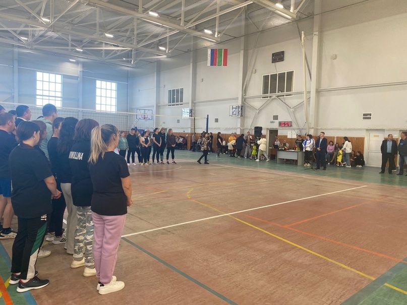 Волейболисты Камско-Устьинского района встретились на одной площадке