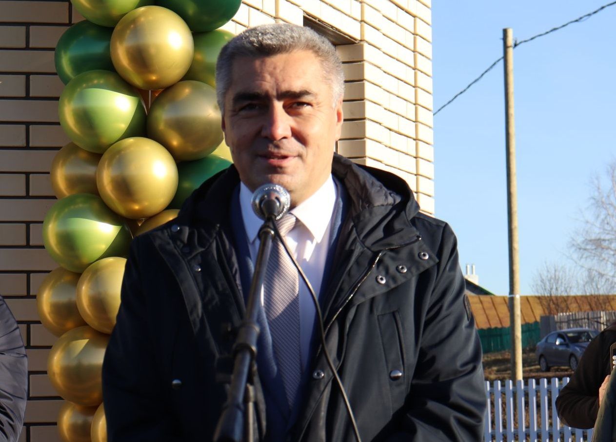 Глава Камско-Устьинского района поздравил жителей с Днем Конституции РТ