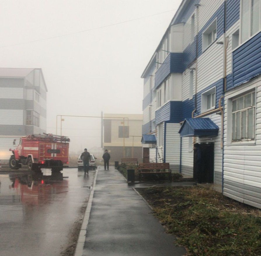Пожарные выехали на улицу Комарова